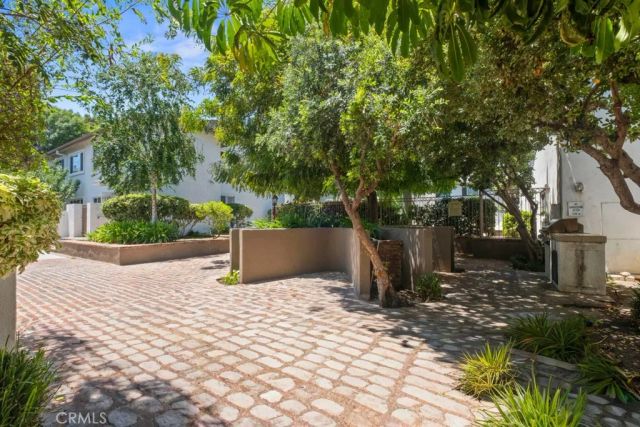 18619 Collins F30, Tarzana, CA 91356