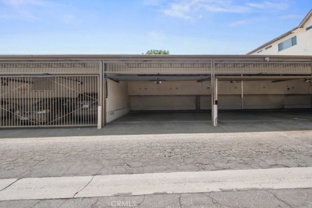 18619 Collins F30, Tarzana, CA 91356