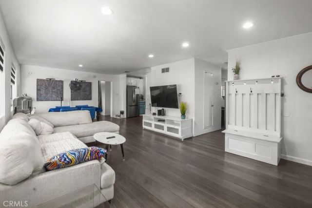 18619 Collins F30, Tarzana, CA 91356