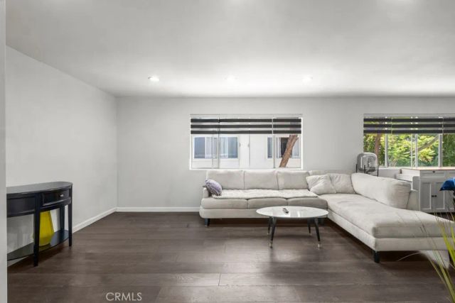 18619 Collins F30, Tarzana, CA 91356