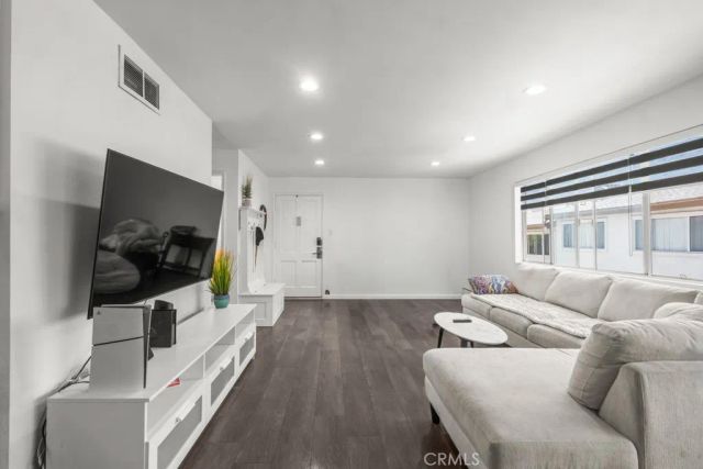 18619 Collins F30, Tarzana, CA 91356