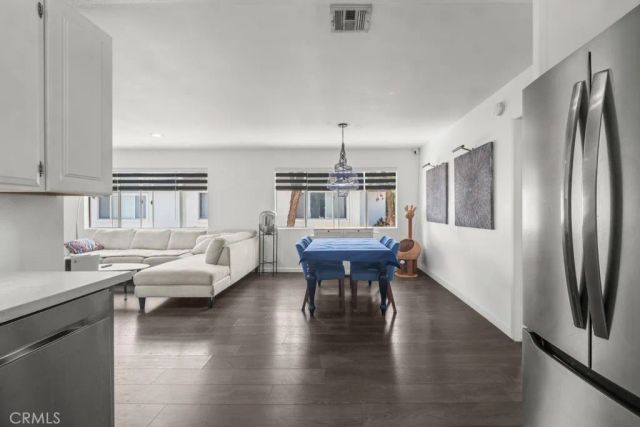 18619 Collins F30, Tarzana, CA 91356