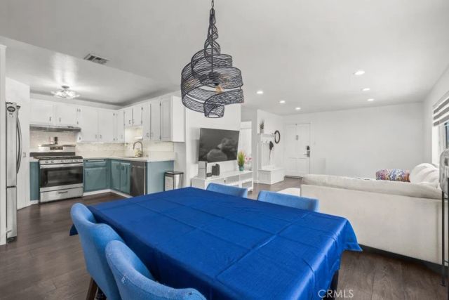 18619 Collins F30, Tarzana, CA 91356