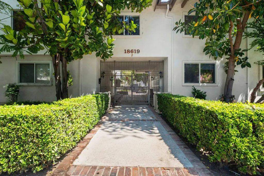 18619 Collins F30, Tarzana, CA 91356