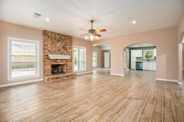 605 Kings Court, Dickinson, TX 77539