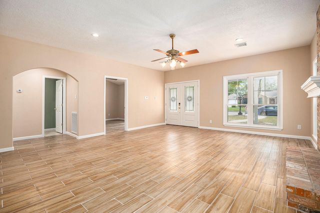 605 Kings Court, Dickinson, TX 77539
