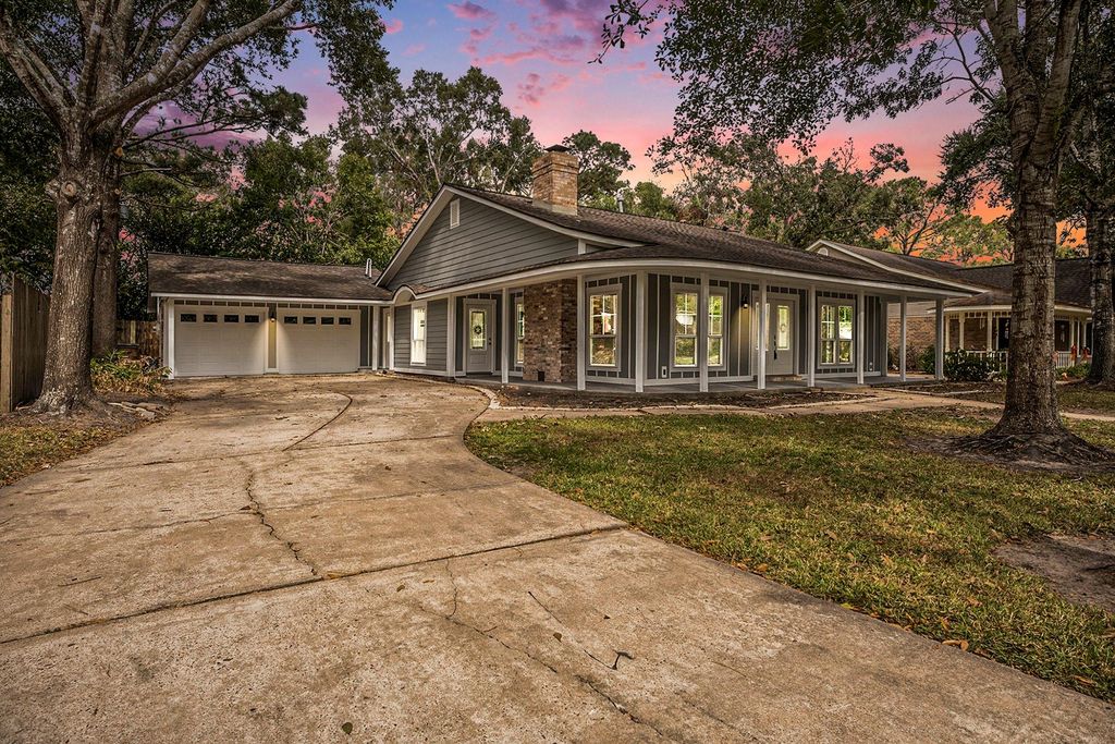 605 Kings Court, Dickinson, TX 77539