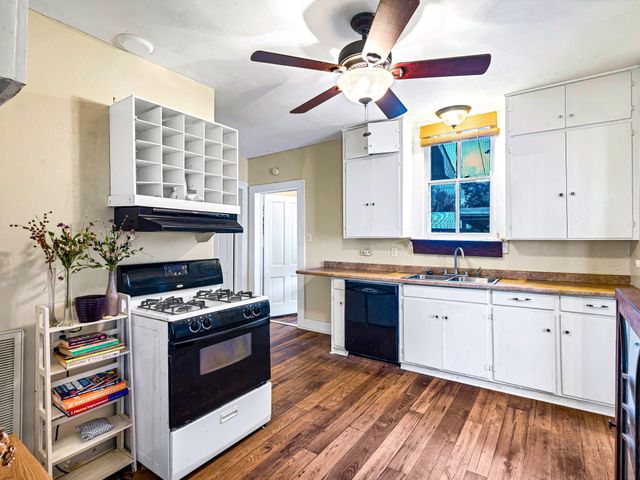 26 W Austin Street, Bellville, TX 77418