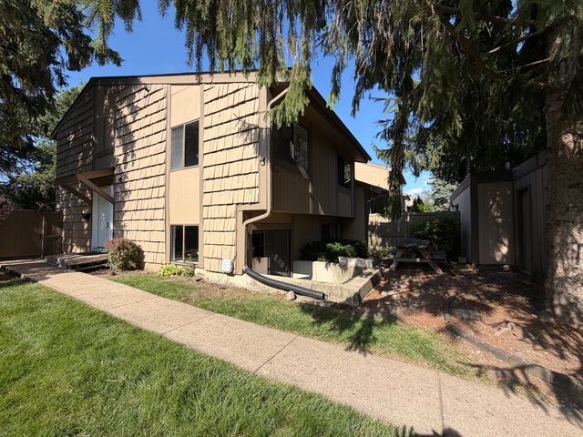 800 Oregon Trail, Roselle, IL 60172