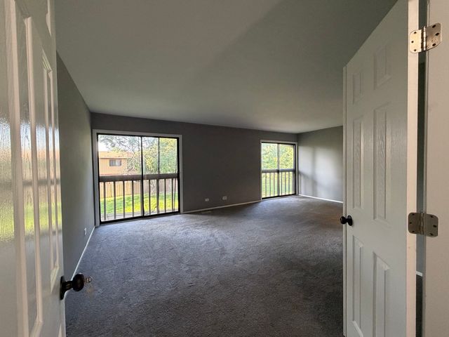 800 Oregon Trail, Roselle, IL 60172