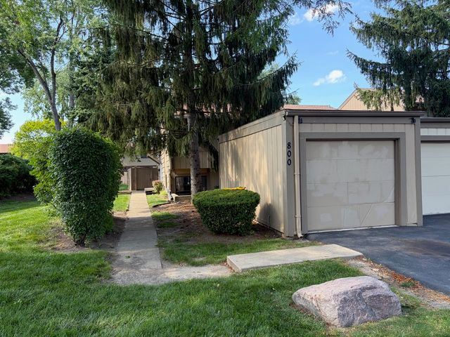 800 Oregon Trail, Roselle, IL 60172