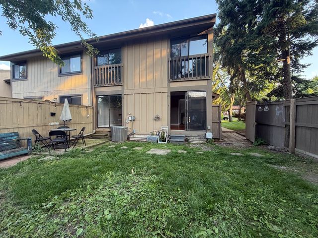 800 Oregon Trail, Roselle, IL 60172