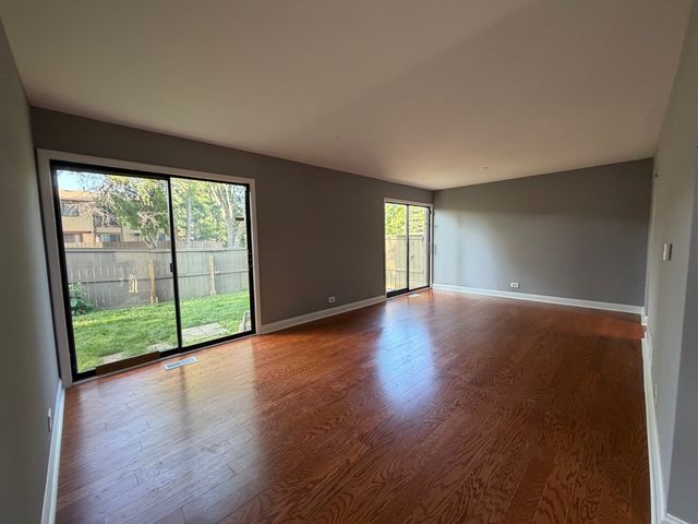 800 Oregon Trail, Roselle, IL 60172