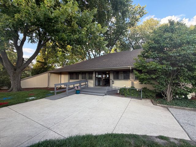 800 Oregon Trail, Roselle, IL 60172