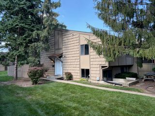 800 Oregon Trail, Roselle, IL 60172
