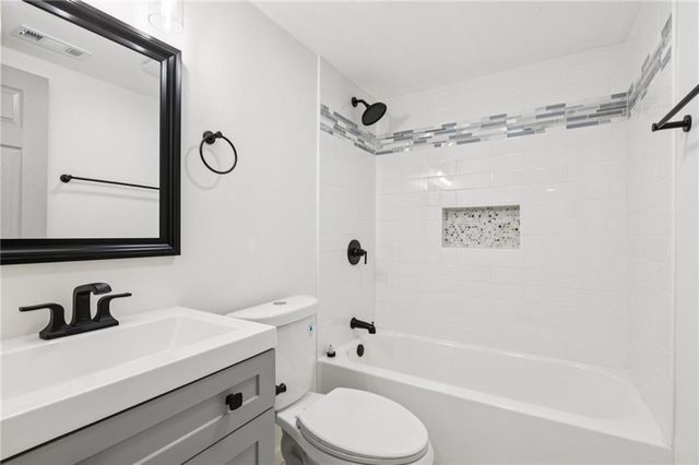 705 E Shady Lane, Harrisonville, MO 64701