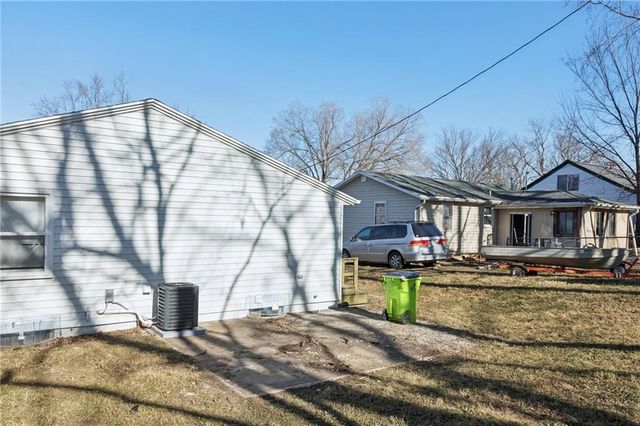 705 E Shady Lane, Harrisonville, MO 64701