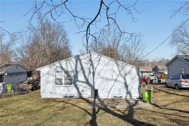 705 E Shady Lane, Harrisonville, MO 64701
