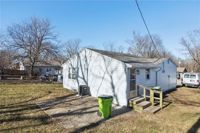 705 E Shady Lane, Harrisonville, MO 64701