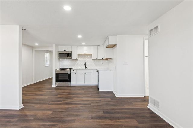 705 E Shady Lane, Harrisonville, MO 64701