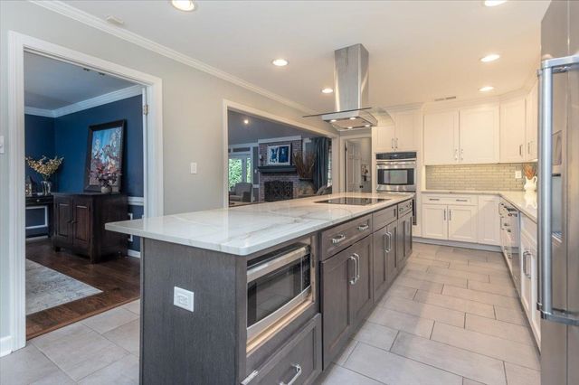 2899 OAKLEIGH LN, Germantown, TN 38138