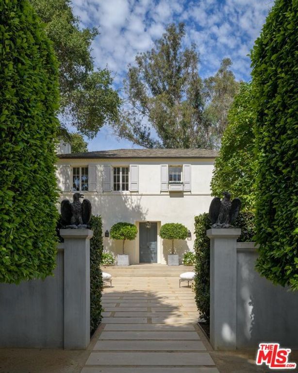 Image 15 of property listing at 2910 Sycamore Canyon Road, Montecito, CA 93108