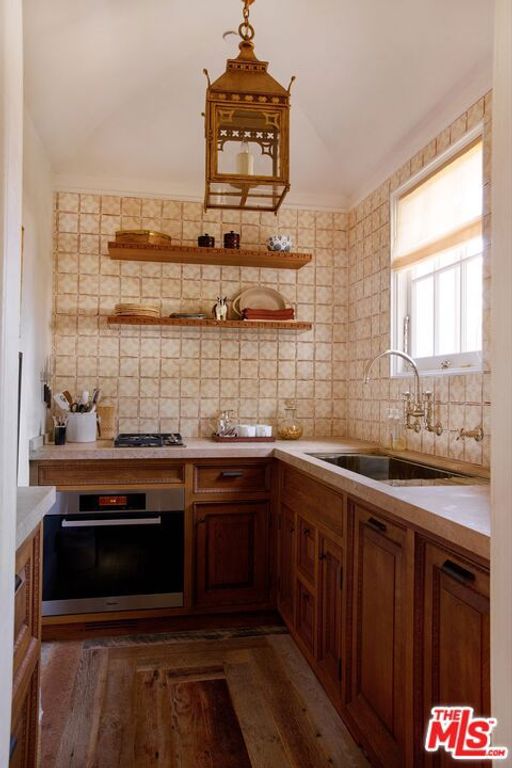 Image 18 of property listing at 2910 Sycamore Canyon Road, Montecito, CA 93108