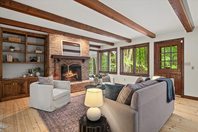 1520 W Manor LANE, River Hills, WI 53217