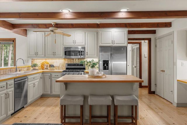 1520 W Manor LANE, River Hills, WI 53217