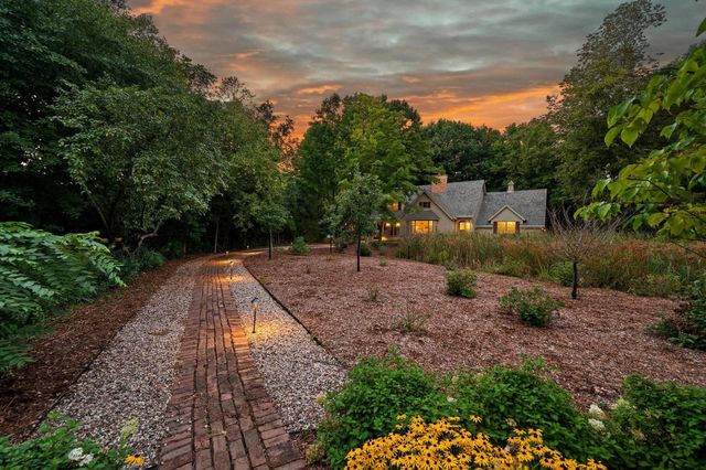 1520 W Manor LANE, River Hills, WI 53217