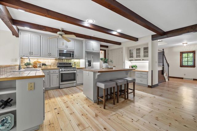 1520 W Manor LANE, River Hills, WI 53217