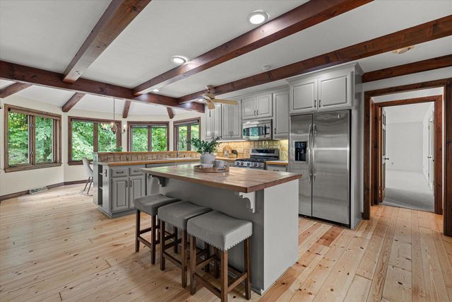1520 W Manor LANE, River Hills, WI 53217