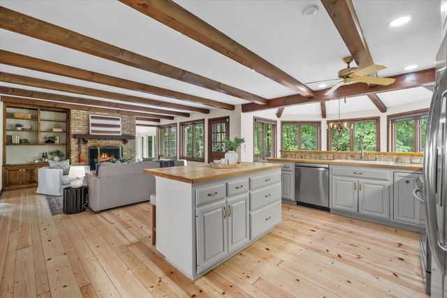1520 W Manor LANE, River Hills, WI 53217