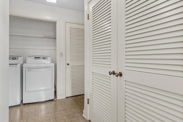 1520 W Manor LANE, River Hills, WI 53217