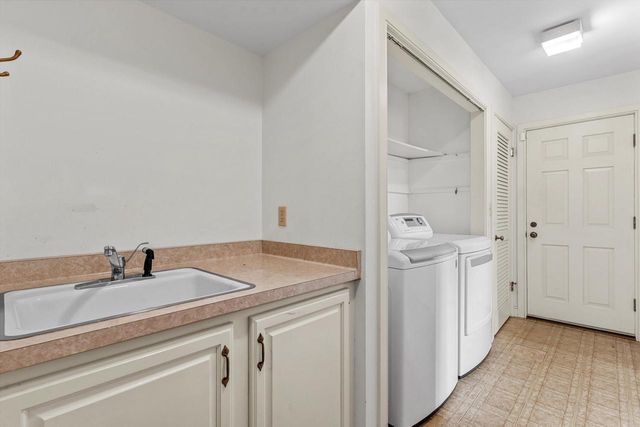 1520 W Manor LANE, River Hills, WI 53217