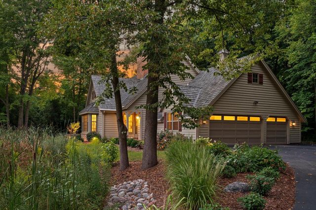 1520 W Manor LANE, River Hills, WI 53217