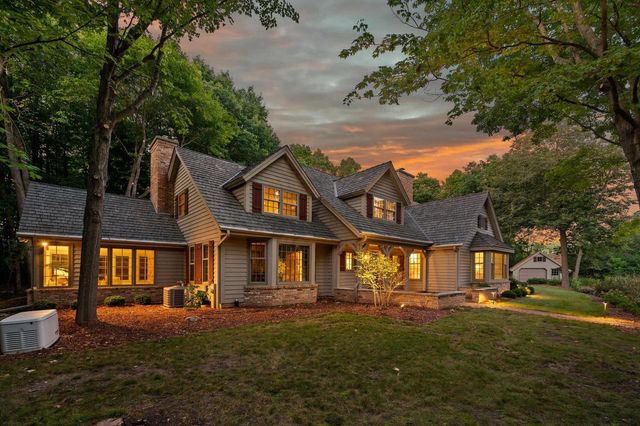 1520 W Manor LANE, River Hills, WI 53217