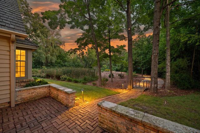 1520 W Manor LANE, River Hills, WI 53217