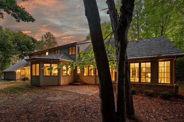 1520 W Manor LANE, River Hills, WI 53217
