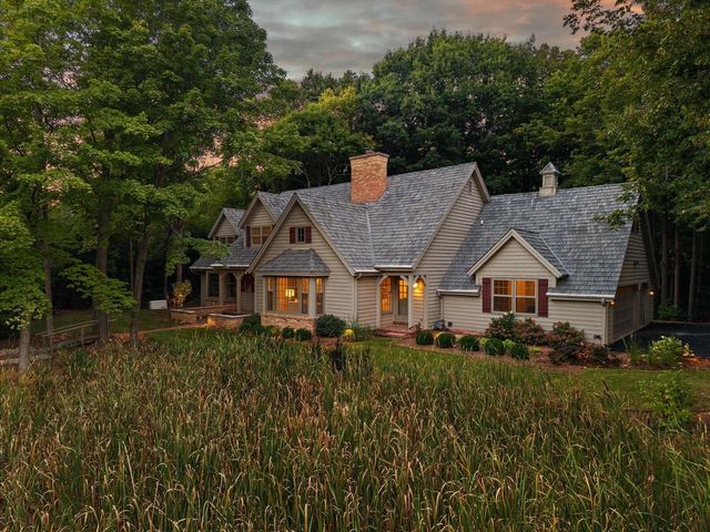1520 W Manor LANE, River Hills, WI 53217