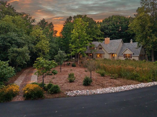 1520 W Manor LANE, River Hills, WI 53217