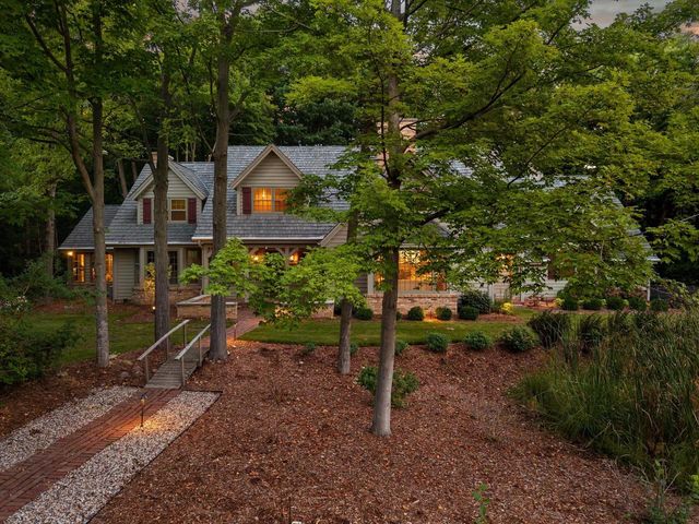 1520 W Manor LANE, River Hills, WI 53217