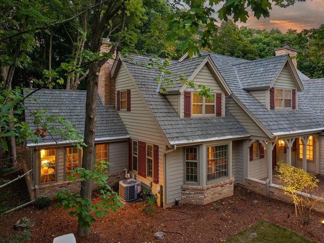 1520 W Manor LANE, River Hills, WI 53217