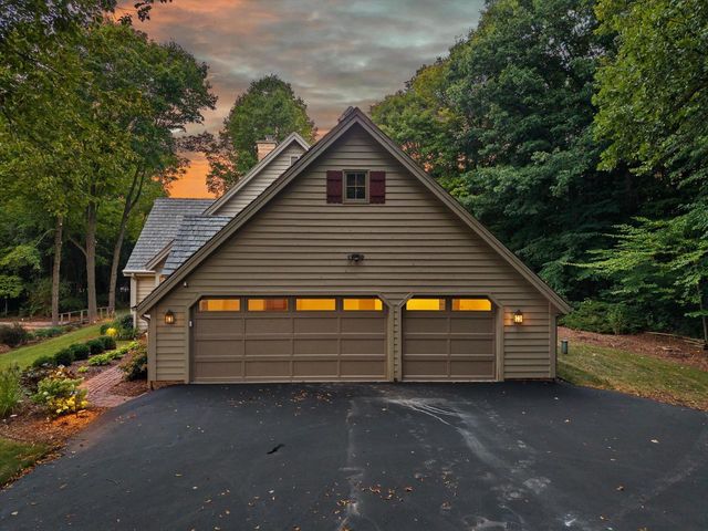1520 W Manor LANE, River Hills, WI 53217