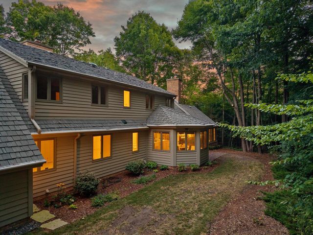 1520 W Manor LANE, River Hills, WI 53217