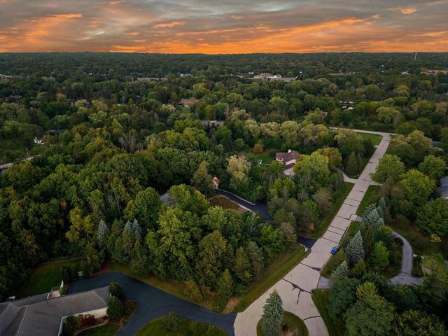 1520 W Manor LANE, River Hills, WI 53217