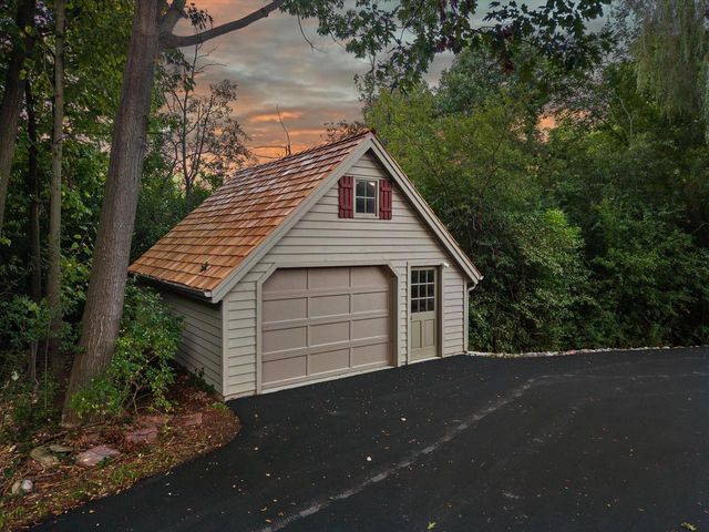 1520 W Manor LANE, River Hills, WI 53217