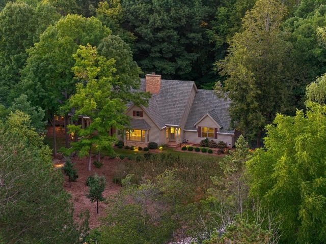 1520 W Manor LANE, River Hills, WI 53217