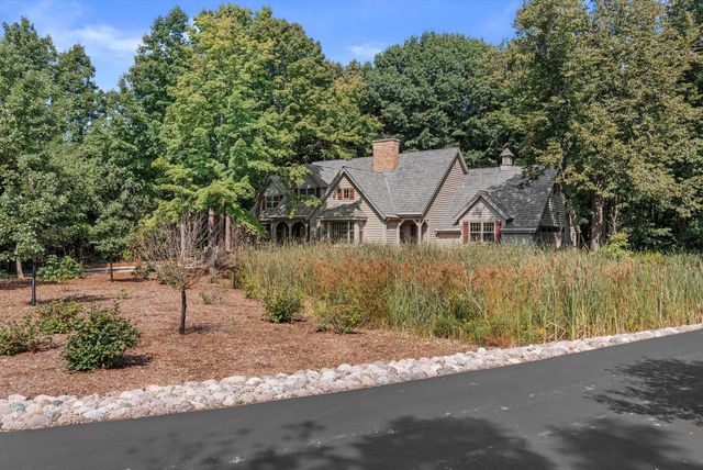 1520 W Manor LANE, River Hills, WI 53217