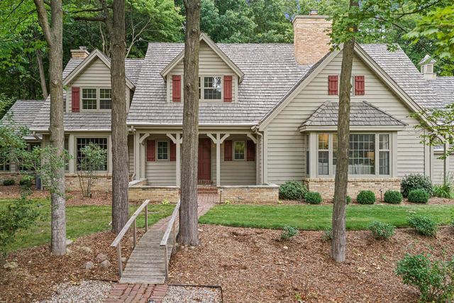 1520 W Manor LANE, River Hills, WI 53217